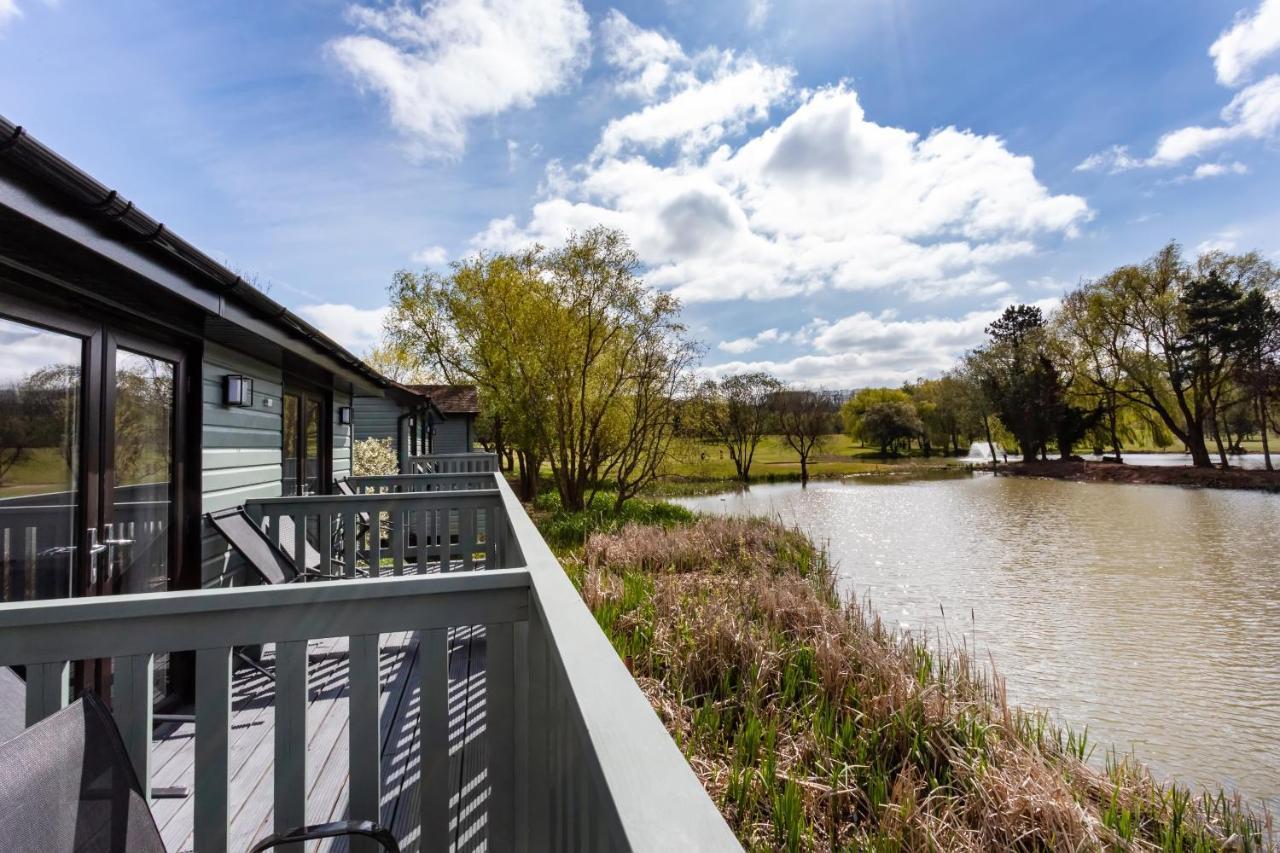 The Vale Golf & Country Club Villa Bishampton Exterior photo